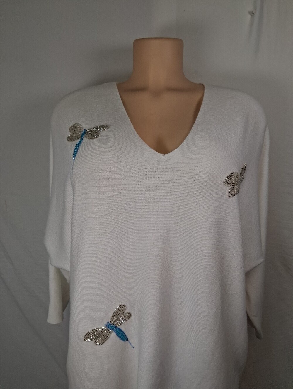 Liv Milano White V-Neck Sweater with Beaded Dragonfly Embellishments Size 1X - Picture 14 of 17